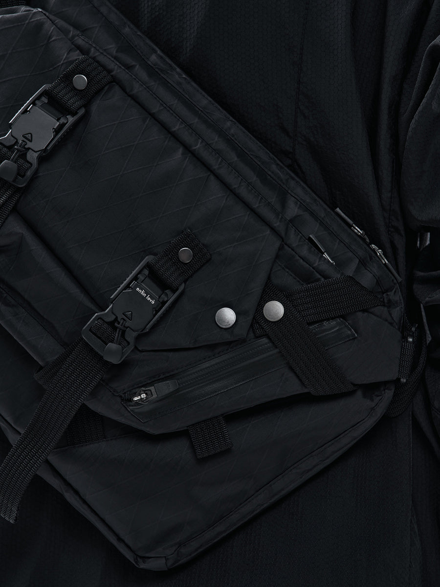 Fidlock-secured front flap with additional zipped pocket