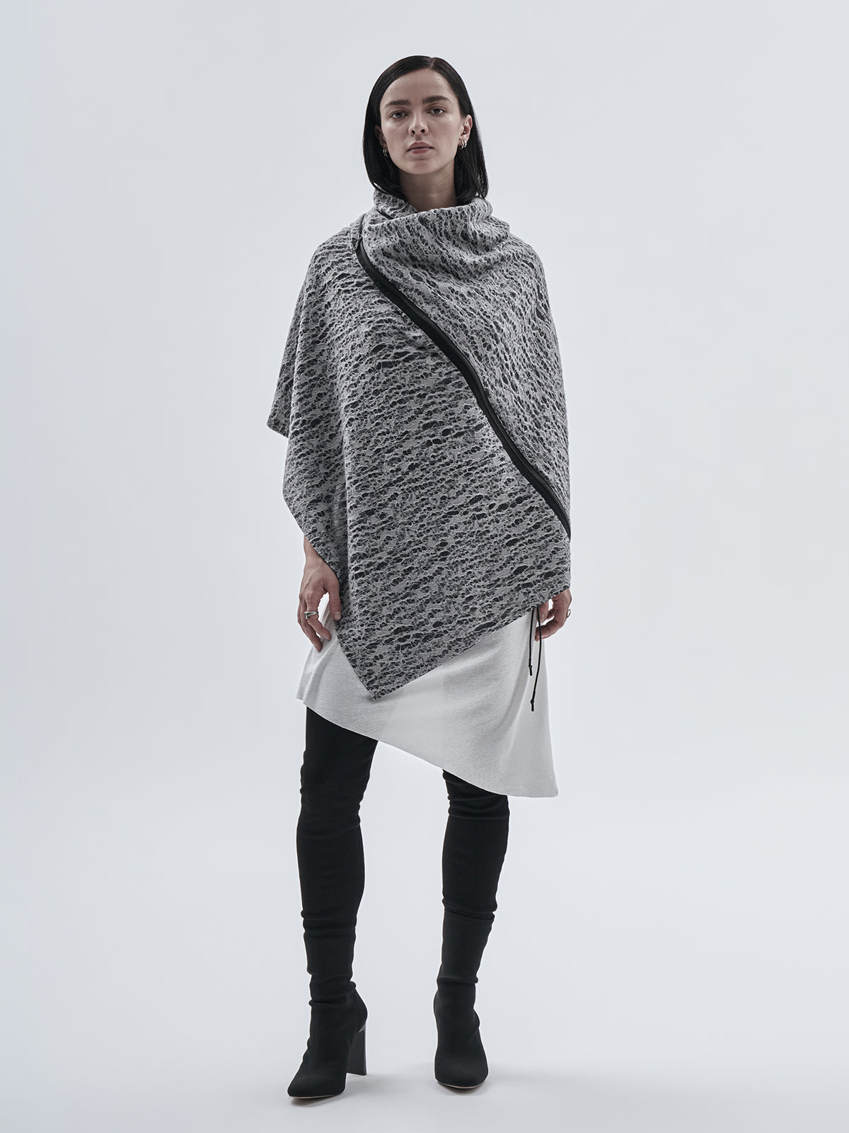 alza poncho wool white / grey