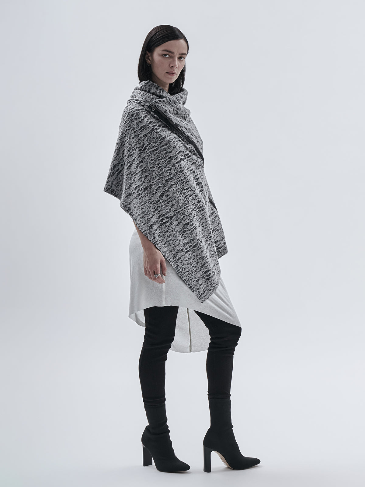 alza poncho wool white / grey