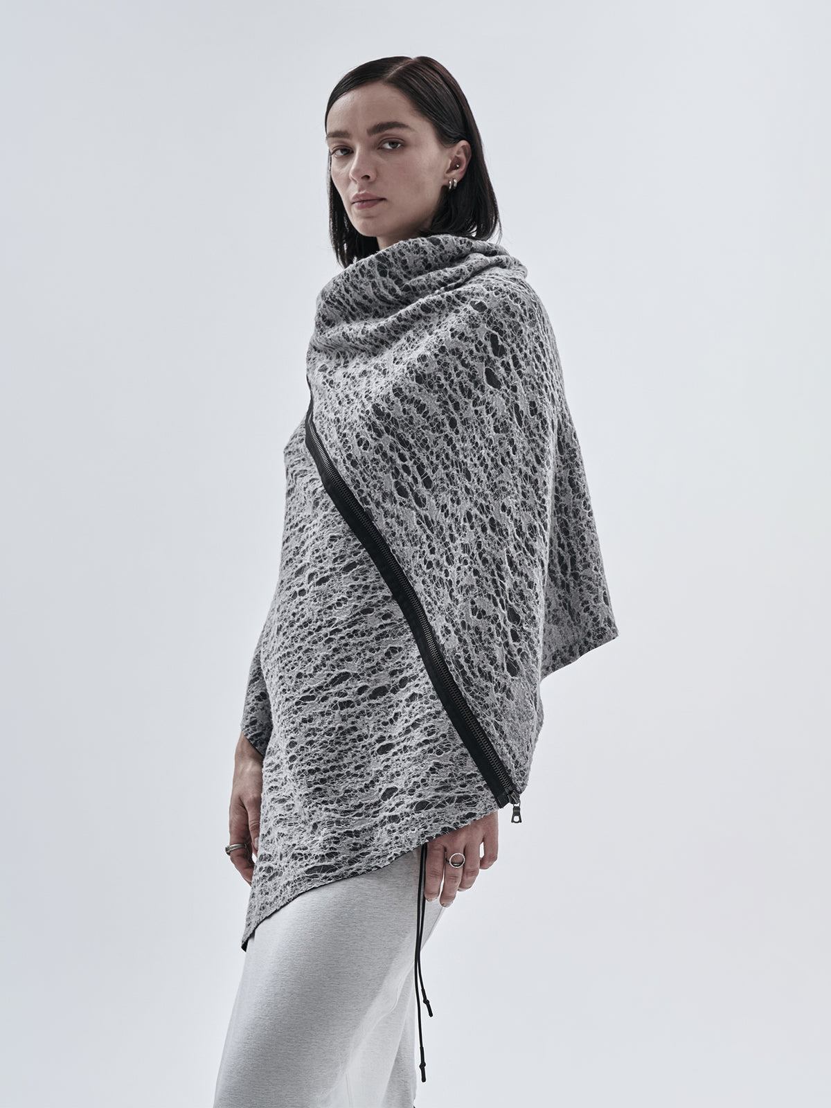 alza poncho wool white / grey