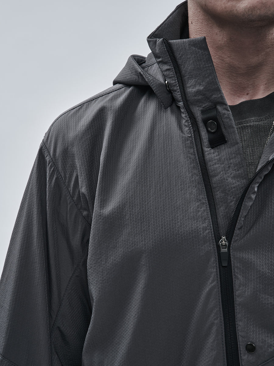 Snap-fastened collar detail