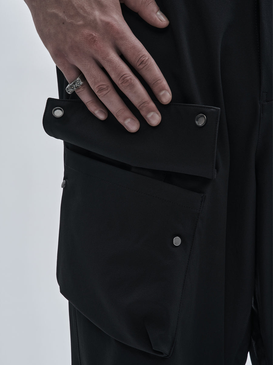 Snap-fastened cargo pocket