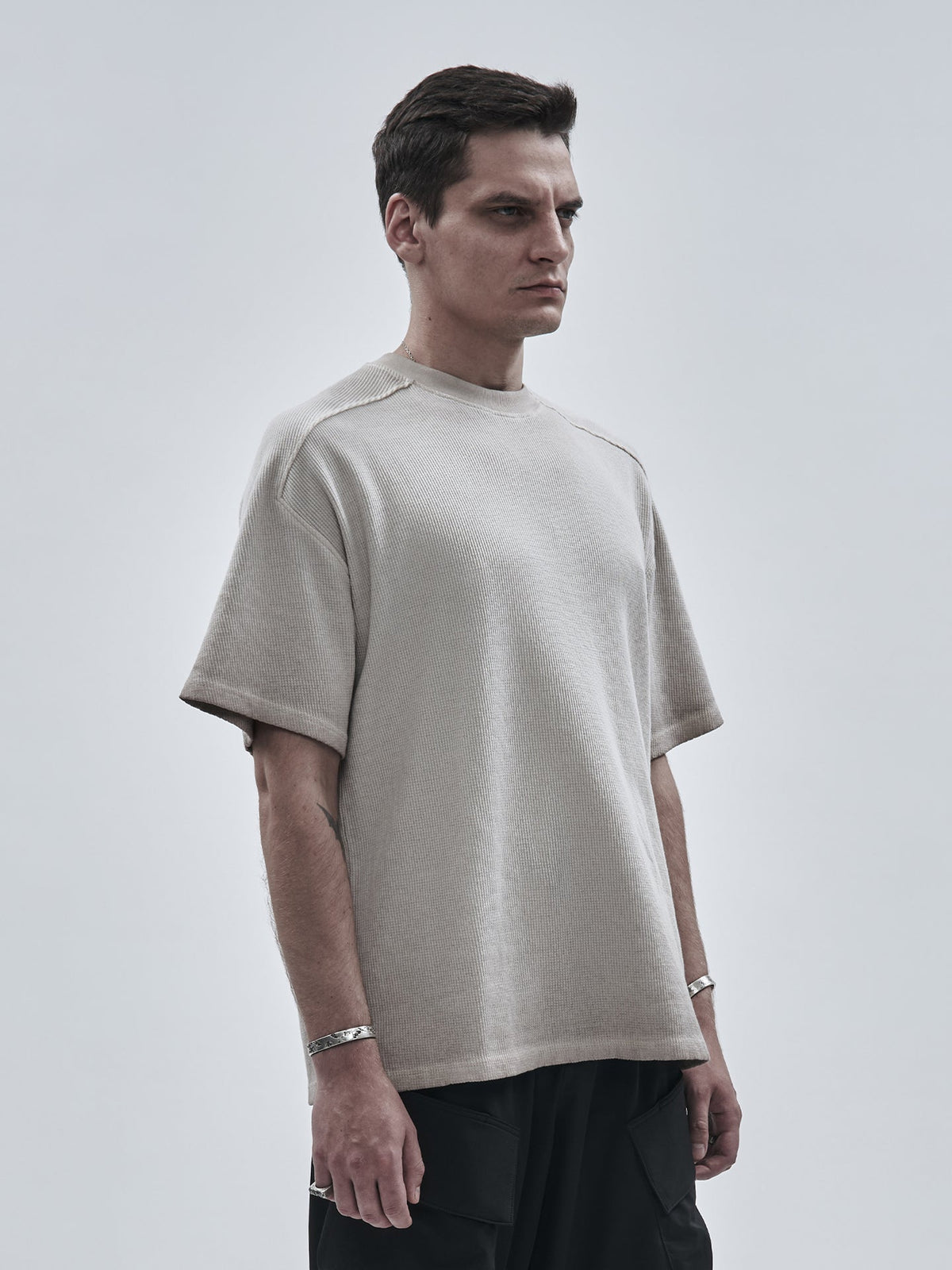 ELZARI TEE WEATHERED STONE