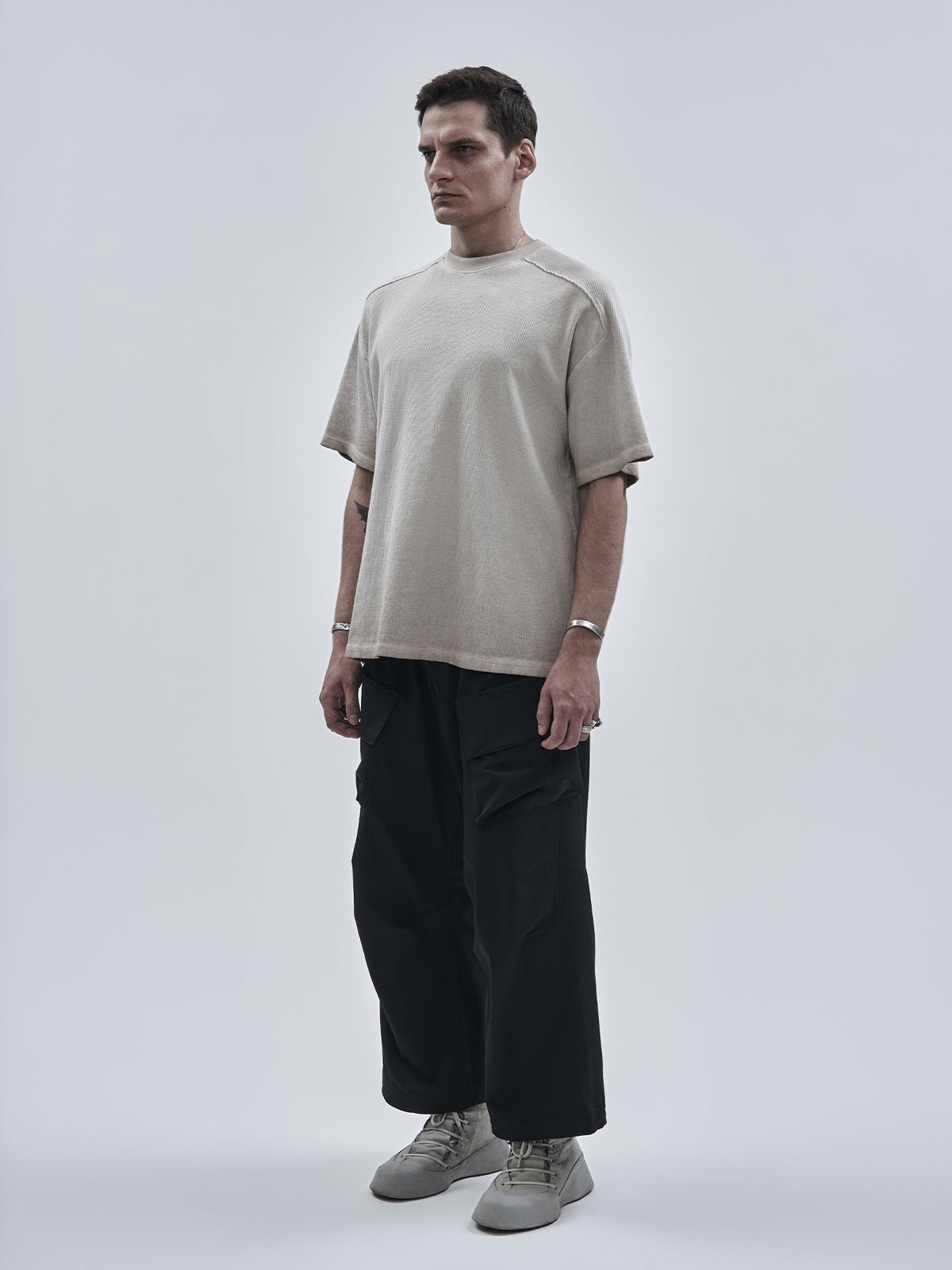 ELZARI TEE WEATHERED STONE