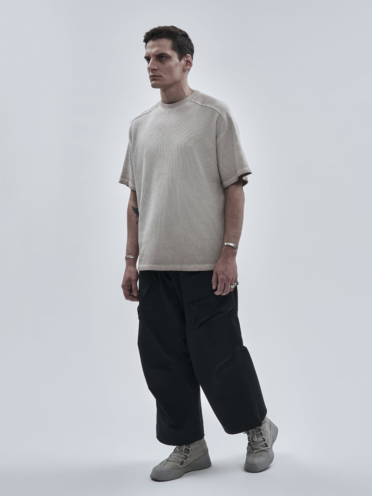 ELZARI TEE WEATHERED STONE